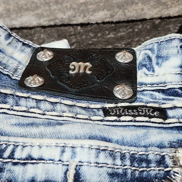 MISS ME EMBROIDERED FAUX-FLAP RHINESTONES ACID-WASH SIGNATURE SKINNY DEN… - Picture 3 of 15